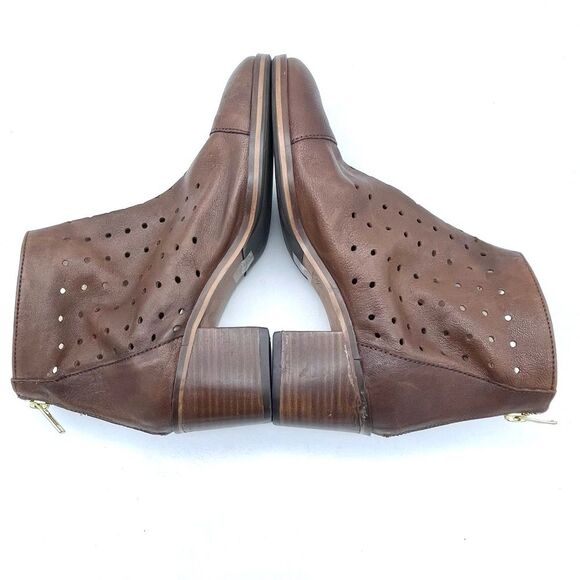 Journee Collection Ulima Leather Block Heel Bootie Walnut Brown Women’s Size 6 - Picture 8 of 16